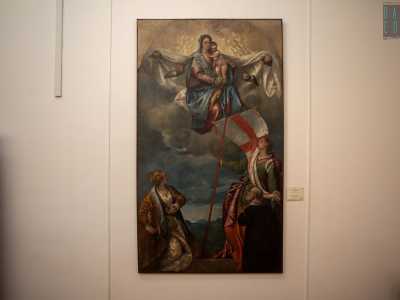 Vi sono opere di scuola veneta, come le Madonne con Bambino tra santi: una di Paolo Caliari detto �Il Veronese�...